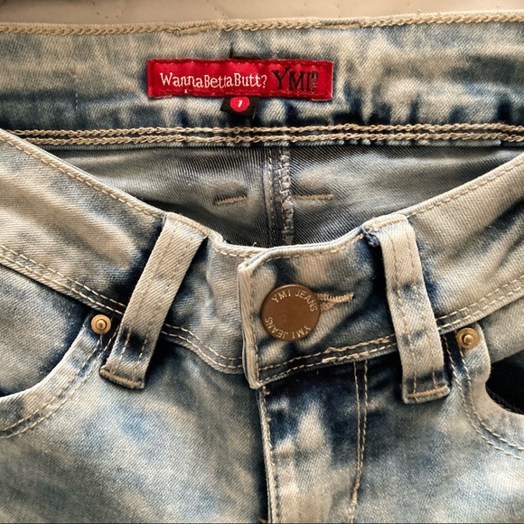 Distressed light wash jeans with butt enhancement - Picture 2 of 4